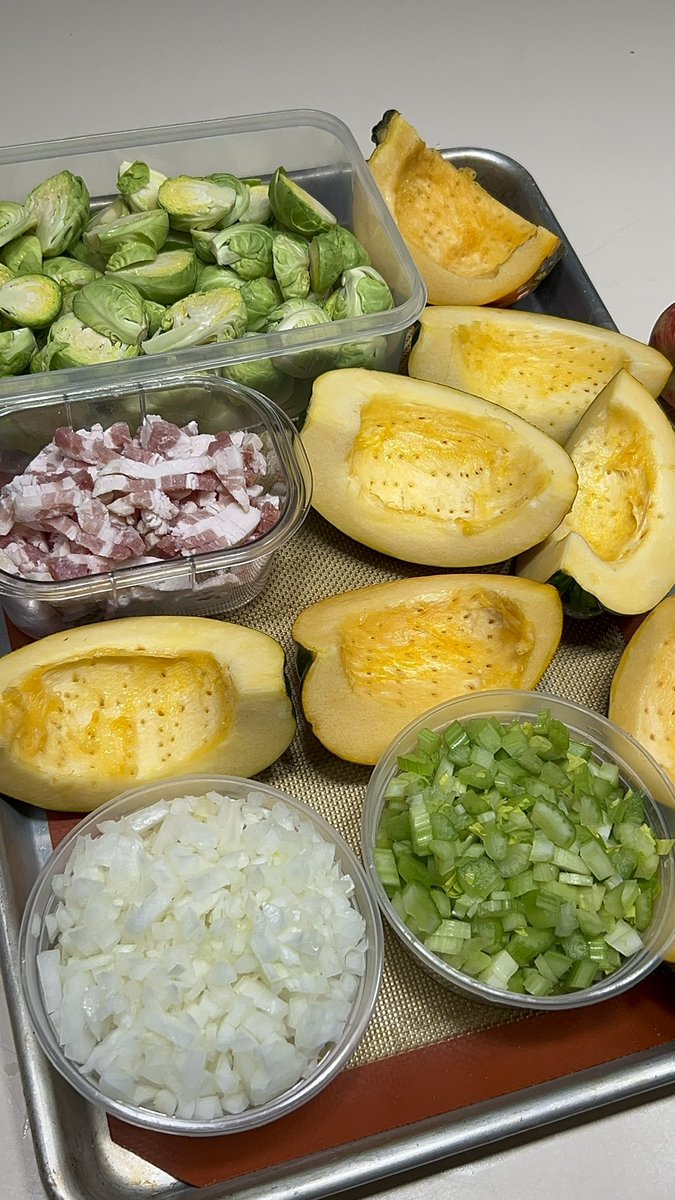 DivaQBBQ's tweet image. Just a Thanksgiving reminder that it’s a really great idea to get all of your veg chopped up two days before Thanksgiving just to reduce the amount of stress and things you have to do on that day.