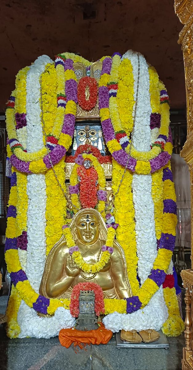 civicravi's tweet image. Mantralayam Shri Raghavendra Swamy Moola Brindavan *Guruvara* Alankara Darshana ! 20-NOV-2025 ! *ॐ श्री राघवेंद्राय नमः ।*🙏🙏