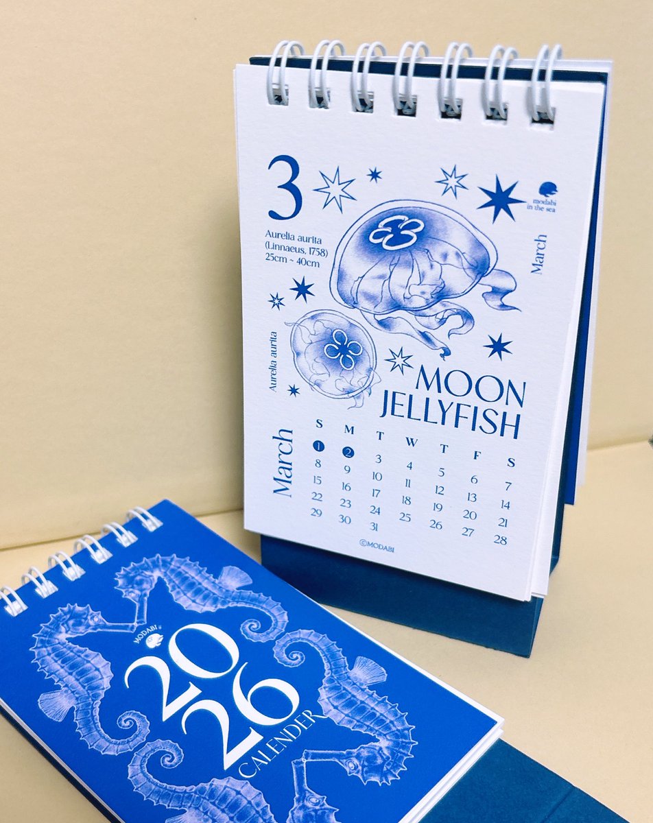 modabi_sea's tweet image. 달력 수요조사를 짧게해보고 이번주내로 선주문을 받아 볼까해요!! 

🩵상세옵션

28p 양면인쇄,랑데뷰지 uv옵셋인쇄,
미니 탁상형 달력 70x130(mm)이예요!

가격대는 약 1만원 초반 선일 것 같습니다!
수요조사에 따라 가격은 약간 변동될 수 있어요!

타래로 투표 잠깐 올려둘게요&amp;gt;&amp;lt;