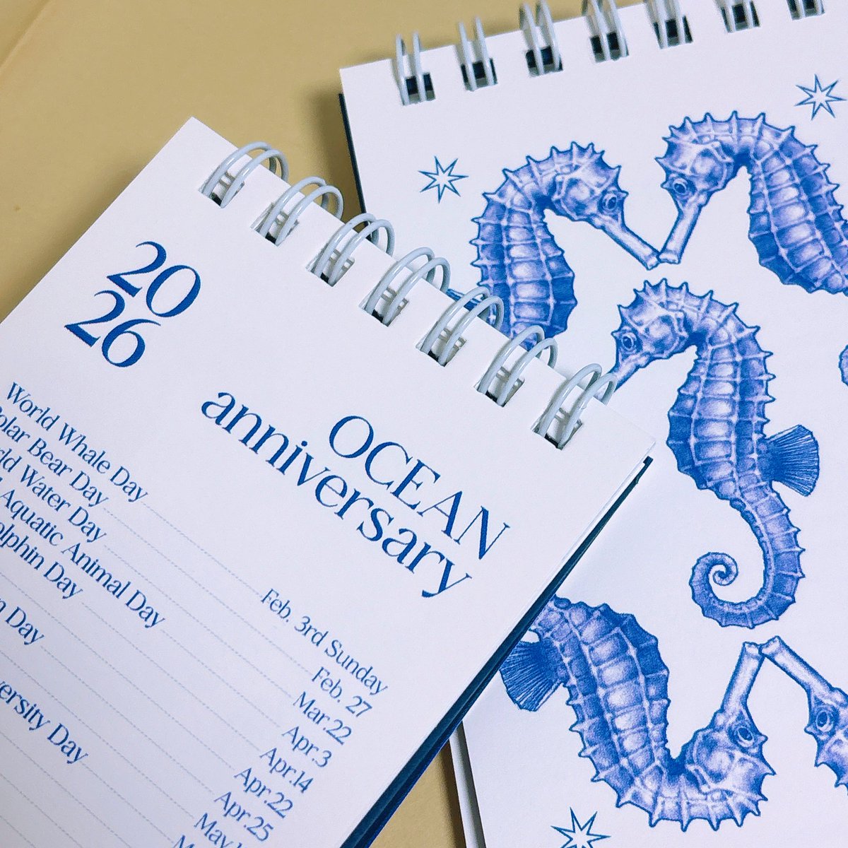 modabi_sea's tweet image. 달력 수요조사를 짧게해보고 이번주내로 선주문을 받아 볼까해요!! 

🩵상세옵션

28p 양면인쇄,랑데뷰지 uv옵셋인쇄,
미니 탁상형 달력 70x130(mm)이예요!

가격대는 약 1만원 초반 선일 것 같습니다!
수요조사에 따라 가격은 약간 변동될 수 있어요!

타래로 투표 잠깐 올려둘게요&amp;gt;&amp;lt;