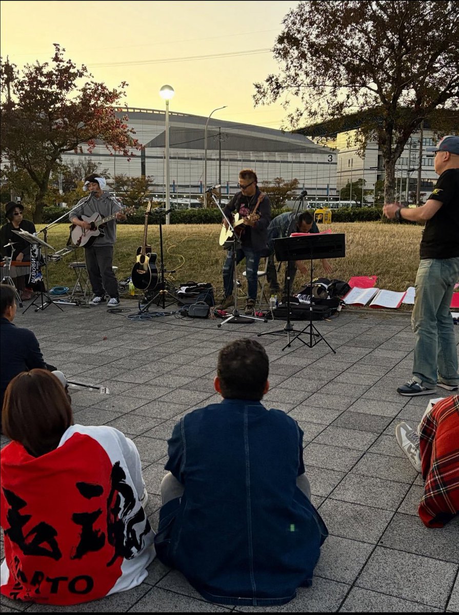 marbow1019's tweet photo. 2025/11/15-16
ポートメッセなごや
初日はまさかの神の
体調不良による中止に🥲…
でも２日目は復活して
おそらく万全ではない体調での魂のパフォーマンス🔥を見せてくれました😭二日間…会場前で秋晴れの空の下で路上ライブも決行しました　名古屋でお会いした全ての方々…お疲れ様&amp;ありがとう❣️ https://t.co/SAwqpGLamh