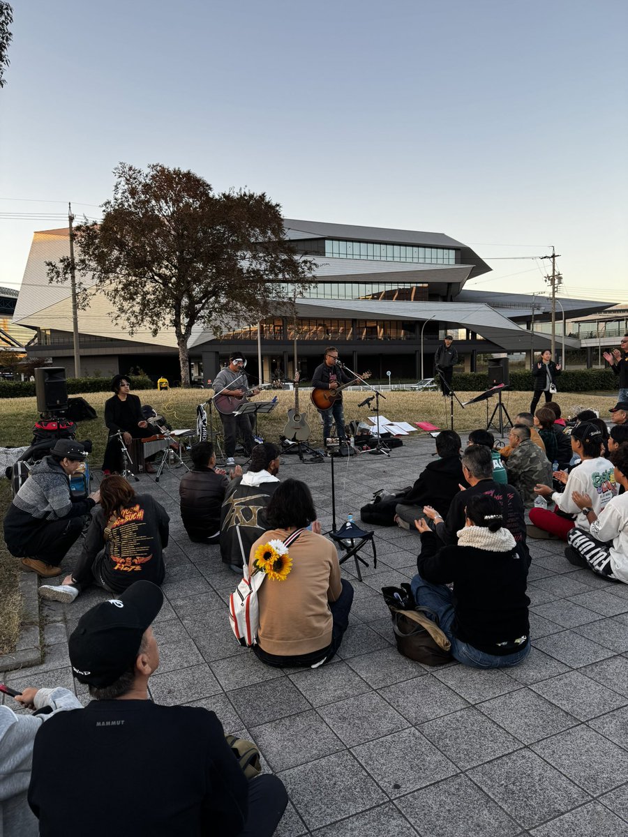 marbow1019's tweet photo. 2025/11/15-16
ポートメッセなごや
初日はまさかの神の
体調不良による中止に🥲…
でも２日目は復活して
おそらく万全ではない体調での魂のパフォーマンス🔥を見せてくれました😭二日間…会場前で秋晴れの空の下で路上ライブも決行しました　名古屋でお会いした全ての方々…お疲れ様&amp;ありがとう❣️ https://t.co/SAwqpGLamh