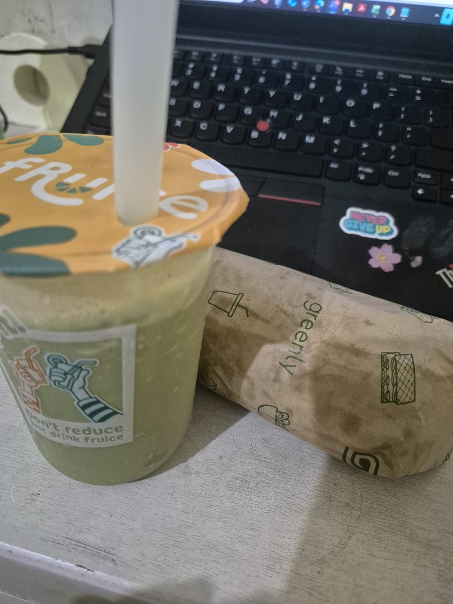 thiatinyooo's tweet photo. 3 hari capek bgt, kita self reward makan greenly🤣 https://t.co/8cuEn3CmSS