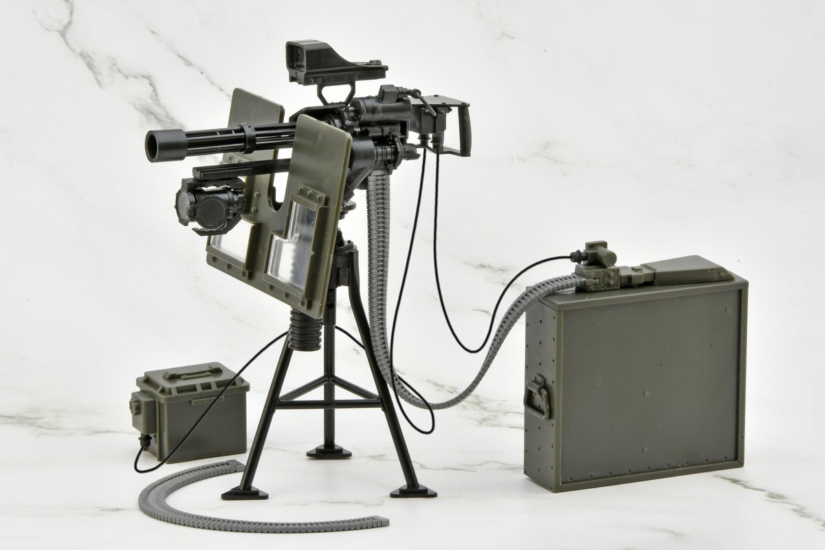 LittleArmory's tweet image. ＼好評発売中 #リトルアーモリー ／
M134タイプ～ディフェンシブ・コンフィグ

拠点防衛仕様として窓付き防弾盾、大型サーチライトと重火器用ドットサイトとそれらのマウント、排莢ホースが追加されたミニガンMAX盛セットです🍚
毎秒100発の弾幕で拠点を完全ディフェンス！