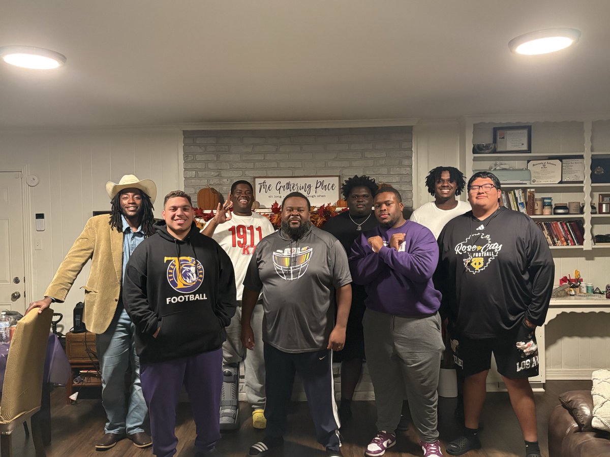 CoachATBates's tweet photo. Love these guys! One last time…
#1five https://t.co/8cOhKYxbMD