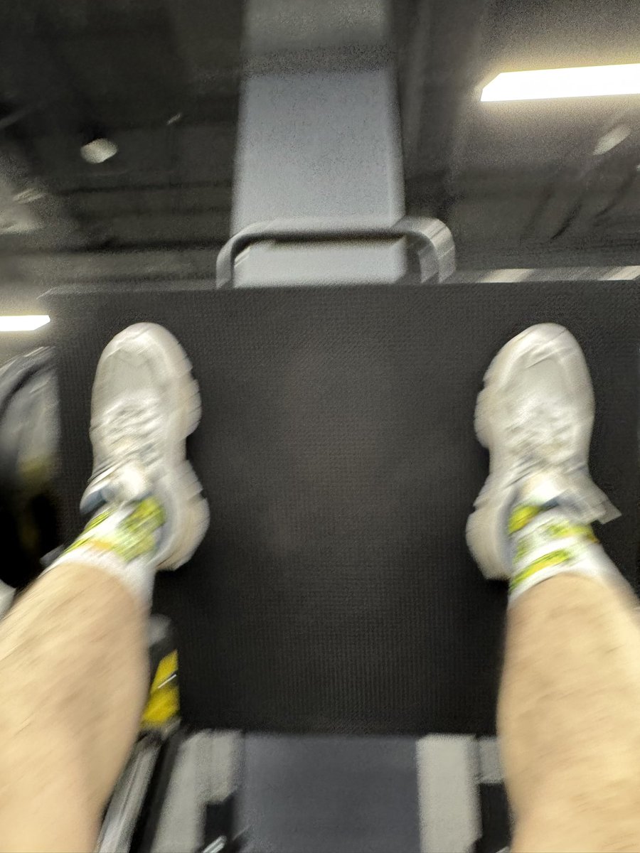 _digitalnative_'s tweet image. Айфону удалось сфоткать то, как я реально вижу платформу во время жима 😂