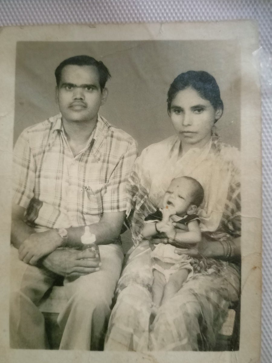 DutyFamilyHonor's tweet image. सब जन्म मुझी से पाते हैं,
फिर लौट मुझी में आते हैं।

न जायते मृयते वा कदाचिन्
नायं भूत्वा भविता वा न भूयः l 
अजो नित्यः सस्वतोऽयं पुराणो
न हन्यते हन्यमाने शरीरे ll  ( श्रीमद्भगवद्गीता 2.20) 

हर जन्म में आप ही मेरी दादी रहो 🙏🙏