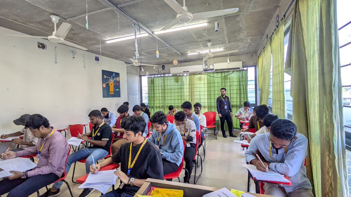 dietpolytechni's tweet image. ✍️ চলছে ড্যাফোডিল ইনস্টিটিউট অব ইঞ্জিনিয়ারিং অ্যান্ড টেকনোলজির শিক্ষার্থীদের মিডটার্ম পরীক্ষা।
শিক্ষার্থীরা সুশৃঙ্খল অংশগ্রহণের মাধ্যমে সম্পন্ন হলো পরীক্ষা।
#daffodilinstitute #diplomaengineering #midterms #exam