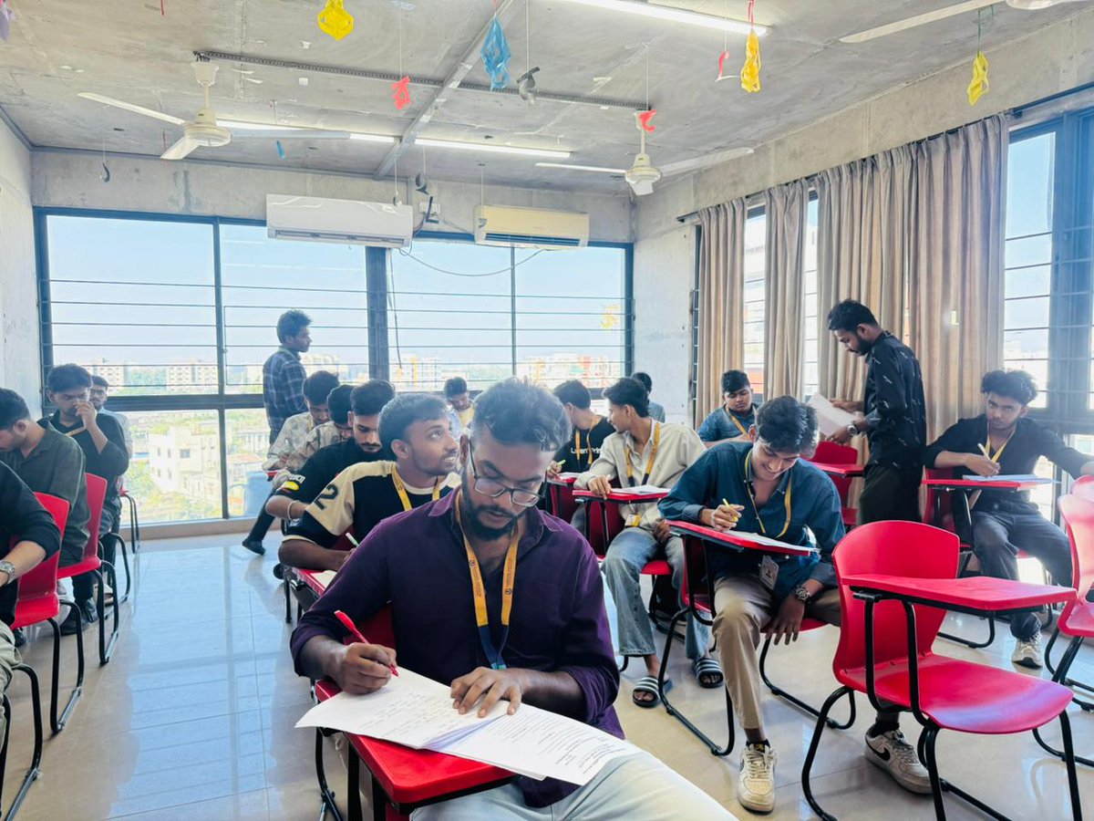 dietpolytechni's tweet image. ✍️ চলছে ড্যাফোডিল ইনস্টিটিউট অব ইঞ্জিনিয়ারিং অ্যান্ড টেকনোলজির শিক্ষার্থীদের মিডটার্ম পরীক্ষা।
শিক্ষার্থীরা সুশৃঙ্খল অংশগ্রহণের মাধ্যমে সম্পন্ন হলো পরীক্ষা।
#daffodilinstitute #diplomaengineering #midterms #exam