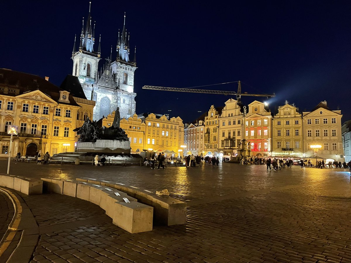 t_echizen's tweet image. 旧市街の夜景
最後が有名な天文時計

ちなみに、プラハの”新”市街は700年ぐらい前にできた一角だとガイドのかたが苦笑しながら言っていました。

#PR #プラハ #チェコへ行こう #cityofsecrets