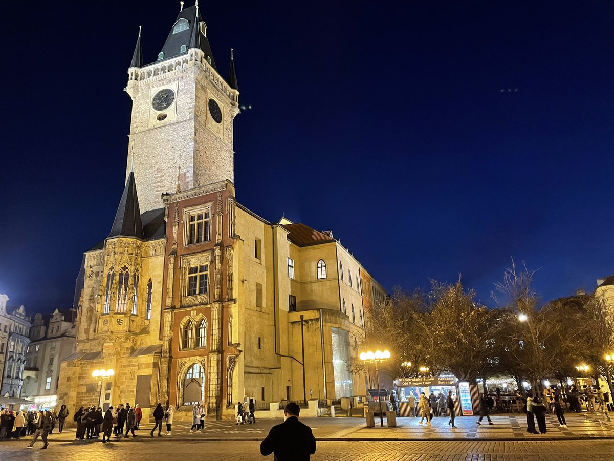 t_echizen's tweet image. 旧市街の夜景
最後が有名な天文時計

ちなみに、プラハの”新”市街は700年ぐらい前にできた一角だとガイドのかたが苦笑しながら言っていました。

#PR #プラハ #チェコへ行こう #cityofsecrets