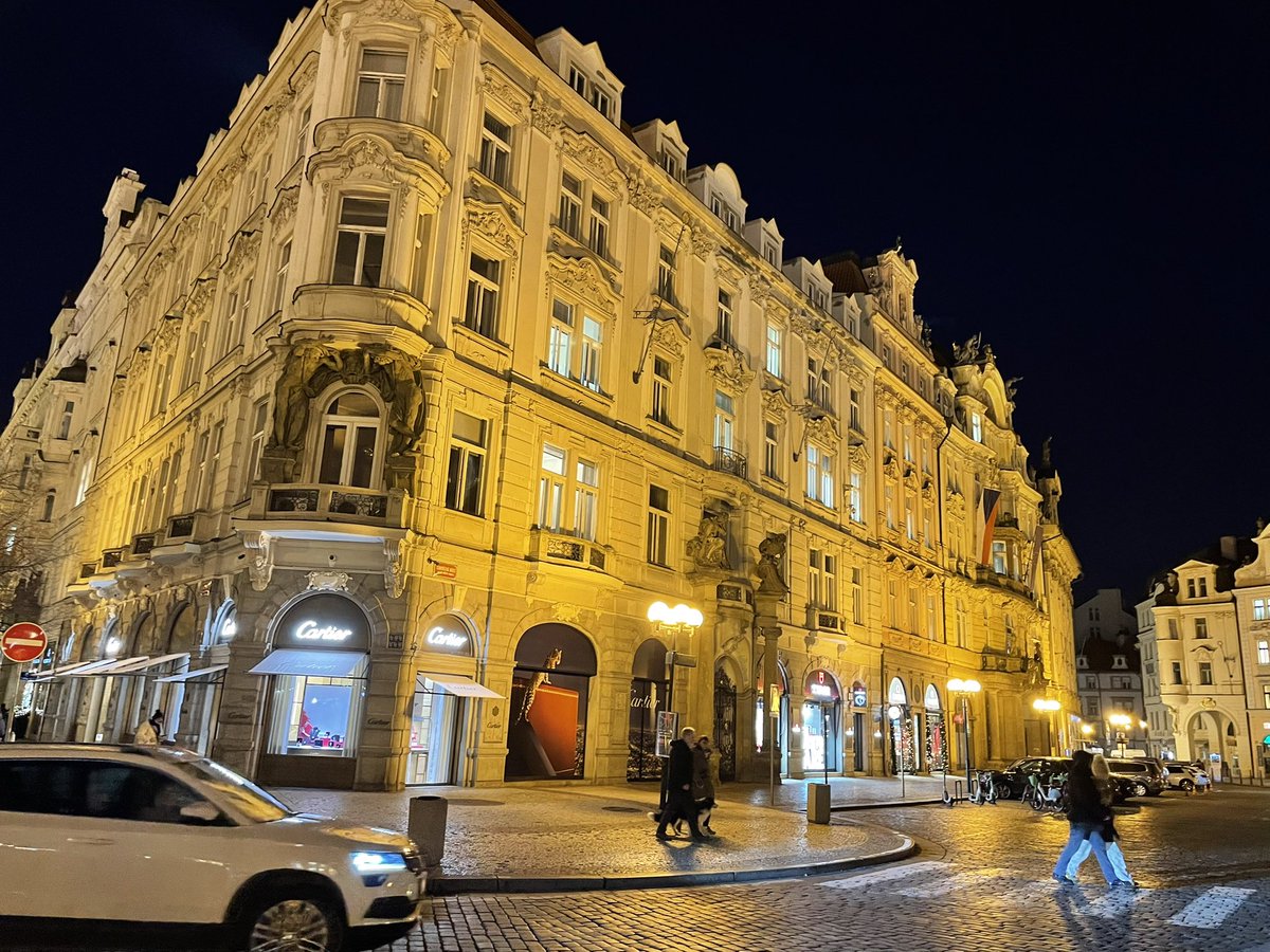 t_echizen's tweet image. 旧市街の夜景
最後が有名な天文時計

ちなみに、プラハの”新”市街は700年ぐらい前にできた一角だとガイドのかたが苦笑しながら言っていました。

#PR #プラハ #チェコへ行こう #cityofsecrets