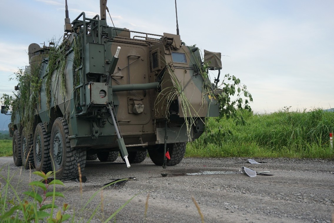 jsdf_gcc_cnbc's tweet image. 化学科部隊を代表する装備品「ＮＢＣ偵察車」についてご紹介します。クルーは班長・操縦手・第１測手及び第２測手の４名で運用しています。内部は陽圧式になっていて防護装備品を装着することなく汚染地域内の行動が可能です。#陸上総隊