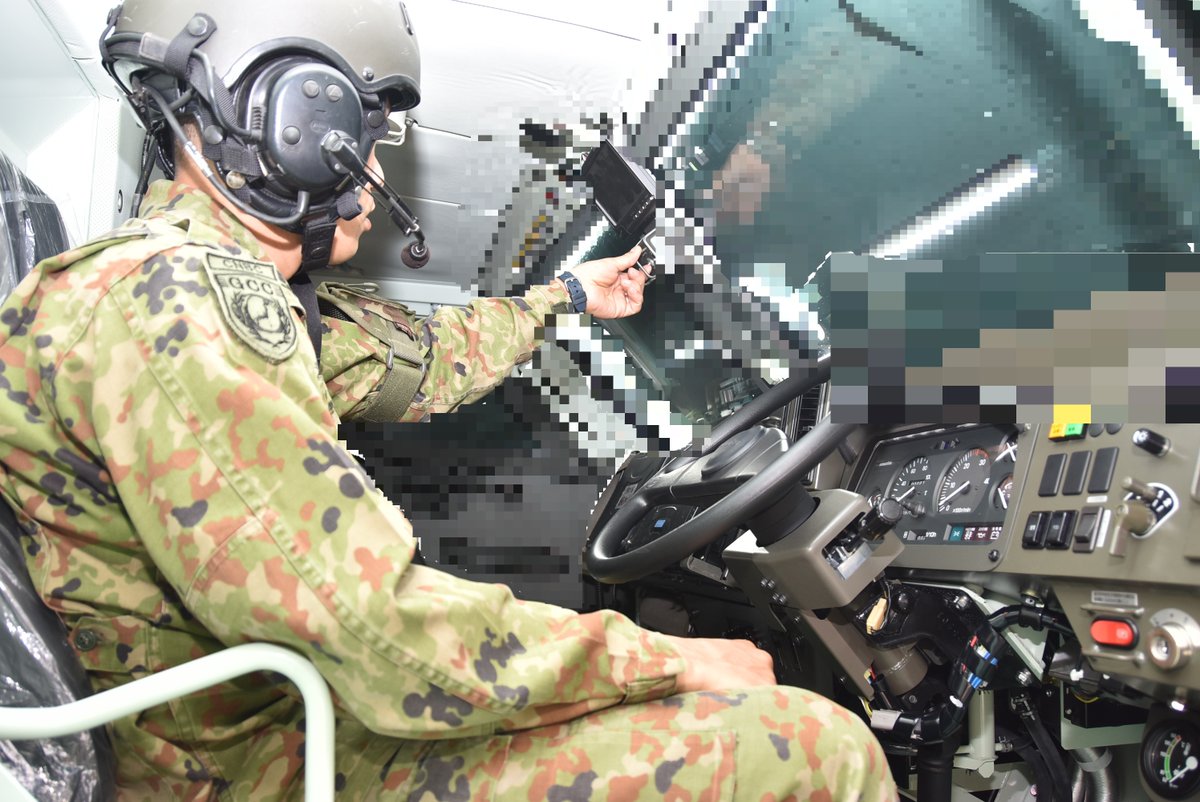 jsdf_gcc_cnbc's tweet image. 化学科部隊を代表する装備品「ＮＢＣ偵察車」についてご紹介します。クルーは班長・操縦手・第１測手及び第２測手の４名で運用しています。内部は陽圧式になっていて防護装備品を装着することなく汚染地域内の行動が可能です。#陸上総隊