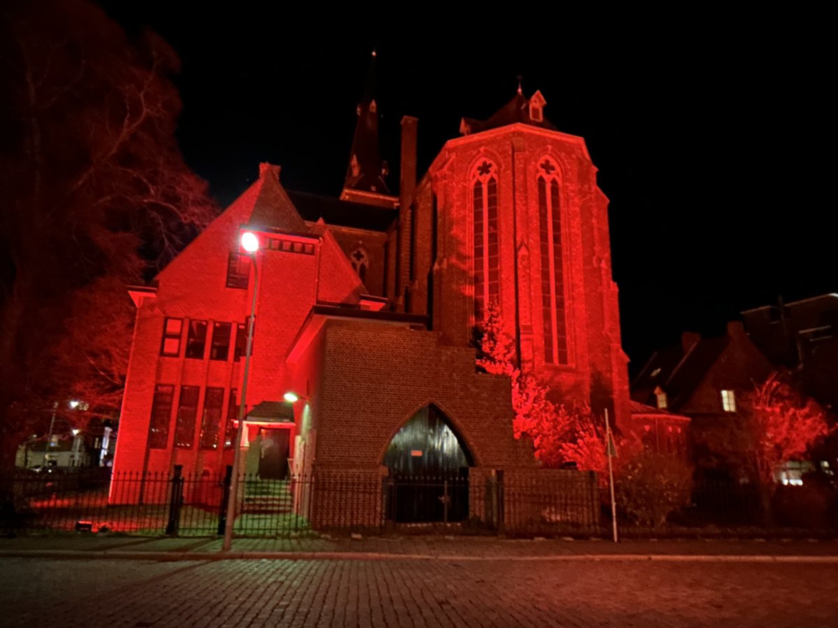 Een mooi artikel in @Trouw over #RedWednesday. In ruim 200 #kerken in Nederland werd gisteren aandacht besteed aan de wereldwijde #christenvervolging  en afnemende #godsdienstvrijheid. okt.to/E5KwOn