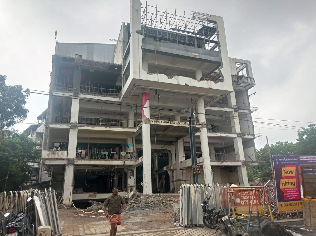 trichyinfraa's tweet image. Navaneetha silks opening soon at OGR (old good shed road - former FSM Hyper building) near Fort station. They already  have a branch at Kattur #Trichy