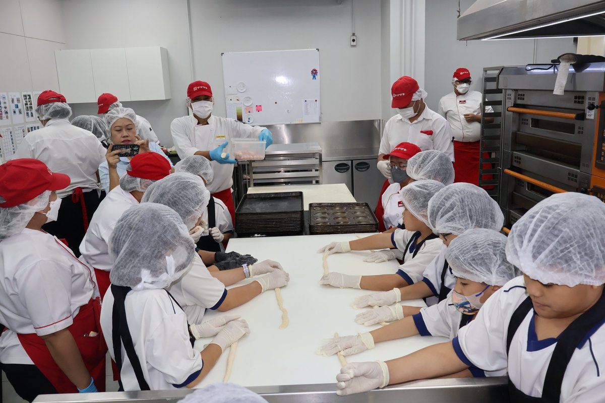 APCDAsiaPacific's tweet image. 🎓 คุณพิรุณ ลายสมิต APCD ต้อนรับนักเรียน ป.4 76 คน ครูจากโรงเรียนโสมาภา วันที่ 19 พ.ย. เข้าร่วมโครงการ 3 วัน ทำเวิร์กช็อปกับเจ้าหน้าที่คนพิการ รวมกิจกรรมทำอาหารกับเชฟไทยยามาซากิ! 🌟
#APCD #สังคมไร้กีดกัน