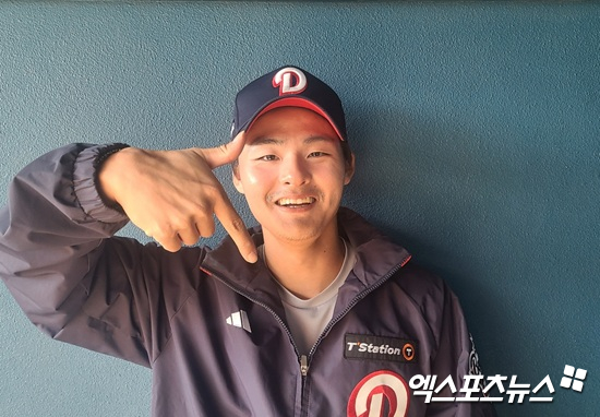 KGH881016's tweet photo. 등번호 재테크 성공? '80억 유격수' 7번 단다→"찬호 형과 전화 협상 진행…명품 가방 기대" 함박웃음 [미야자키 현장]
https://t.co/g08APryiNX
"찬호 형이 가방을 선물해주고 싶다고 하셔서 좋아하는 브랜드를 고민하고 있으라고 하셨다. 그런데 내가 명품을 잘 모른다. '루이XX'이나 '구X' 이 정도만 안다. 등번호를 그리 오랫동안 달지 않았는데 이런 선물을 받게 돼 기대된다"