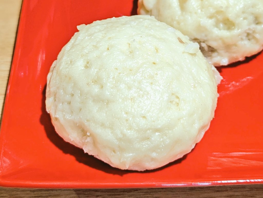 MarronTree's tweet image. なんかもうね、食べたかったの。
欲望に忠実に生きてるwww

かるかんみたいな蒸しパン生地の肉まん

米粉と少しの薄力粉、それに絹豆腐のヘルシー生地
スライス干し椎茸を水戻しして、肉ダネに戻し汁も加えて
たけのこと玉ねぎ

( ﾟДﾟ)ｳﾏｰ‼ふっかふか！