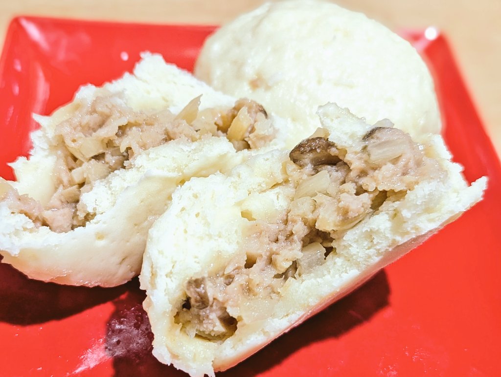 MarronTree's tweet image. なんかもうね、食べたかったの。
欲望に忠実に生きてるwww

かるかんみたいな蒸しパン生地の肉まん

米粉と少しの薄力粉、それに絹豆腐のヘルシー生地
スライス干し椎茸を水戻しして、肉ダネに戻し汁も加えて
たけのこと玉ねぎ

( ﾟДﾟ)ｳﾏｰ‼ふっかふか！