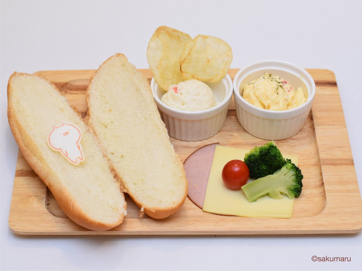 【#うさまる展 タイアップカフェ メニュー紹介】 

コッペパンにはさまれたいうさまる　1.650円
具材は、たまごサラダ、ハム、チーズとうさまる。
うさまるを挟むとパンが可愛くなります‼️
※アレルギー　乳・卵・小麦

詳細は↓ 
matsuyaginza.com/jp/ginza/event…