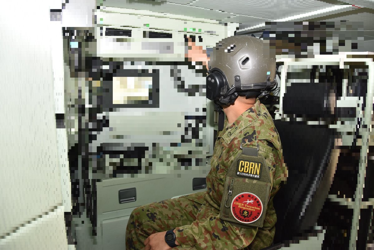 jsdf_gcc_cnbc's tweet image. 化学科部隊を代表する装備品「ＮＢＣ偵察車」についてご紹介します。クルーは班長・操縦手・第１測手及び第２測手の４名で運用しています。内部は陽圧式になっていて防護装備品を装着することなく汚染地域内の行動が可能です。#陸上総隊