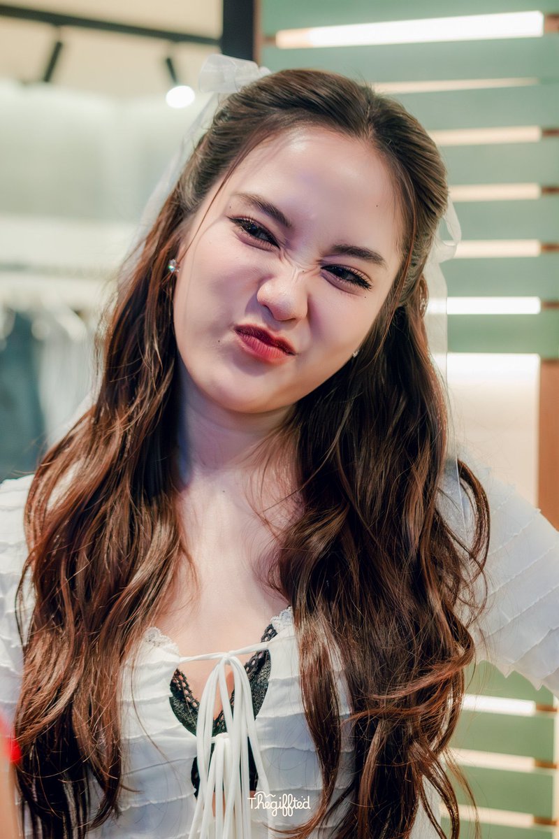 yoongsar's tweet image. Are u guys still here?

Reply with &quot; Freen is our sunshine &quot;

SAROCHA X VIVAIA SIAM CENTER
#FREENxVIVAIATH
#srchafreen