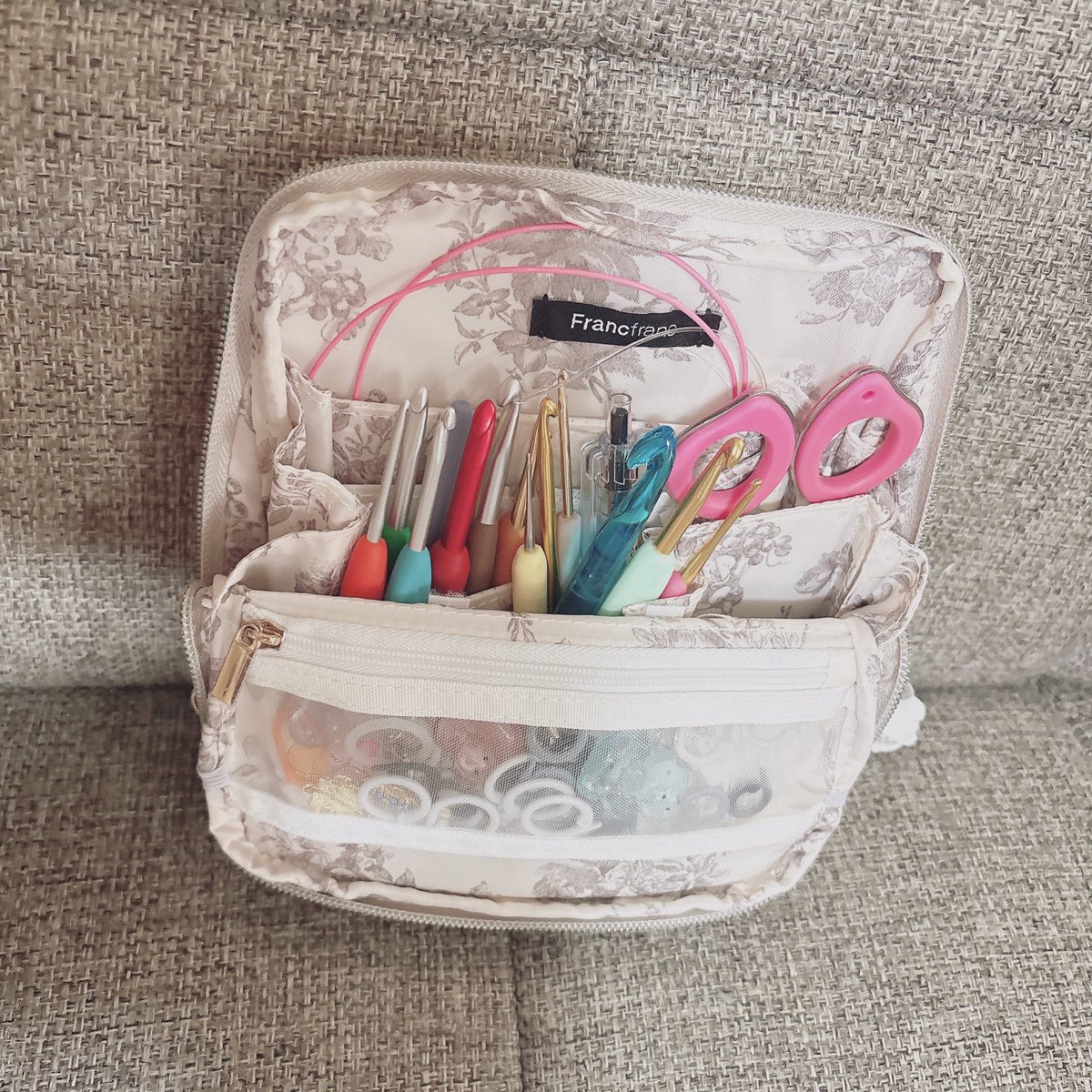 Francfrancのこのポーチを店頭で見るたびに、かぎ針入れるのに良さそうだよな〜って悩みに悩んで数ヶ月、見かねた母親が買ってくれたんだけどめちゃくちゃ良くて嬉しい