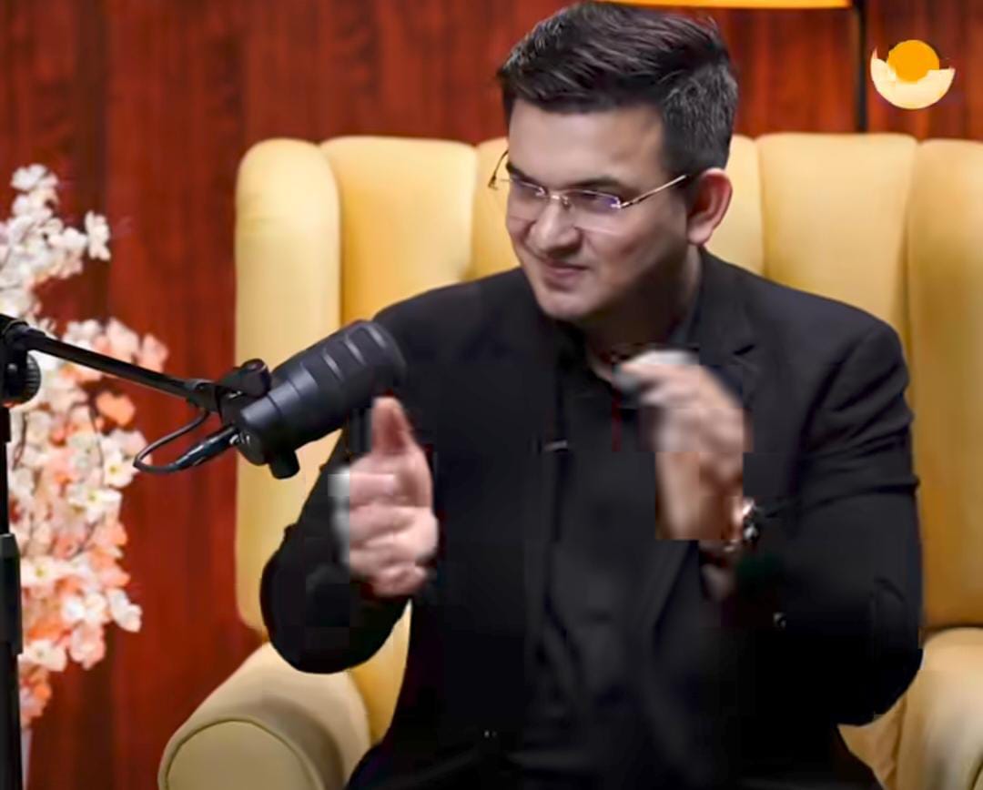 अवध ओझा सर ने शुभांकर मिश्रा जी के साथ एक पॉडकास्ट में बहुत बढ़िया बात बोली है,

शुभांकर मिश्रा: लड़का लोग प्यार के पीछे भागें या पैसे के?

ओझा सर: हमेशा पॉवर के पीछे भागो।

ओझा जी ने अपना एक किस्सा भी सुनाया जो मुझे मजेदार लगा क्योंकि अक्सर लोग आपको आपके औकात के हिसाब से जज करते