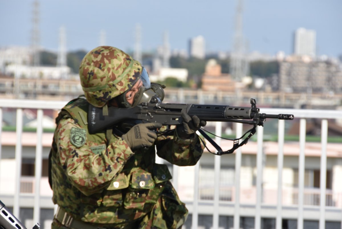 jsdf_gcc_cnbc's tweet image. 中特防は射撃予習（射撃姿勢・動作の確認）訓練を実施しました。特に１８式個人用防護装備の防護マスクを着用した射撃動作の確認を入念に実施し、練度を高めて実射に臨みます。#陸上総隊