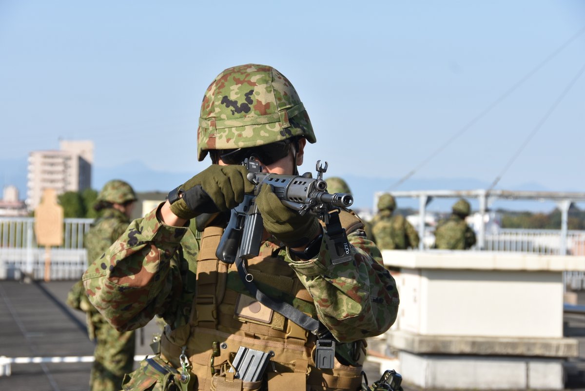 jsdf_gcc_cnbc's tweet image. 中特防は射撃予習（射撃姿勢・動作の確認）訓練を実施しました。特に１８式個人用防護装備の防護マスクを着用した射撃動作の確認を入念に実施し、練度を高めて実射に臨みます。#陸上総隊
