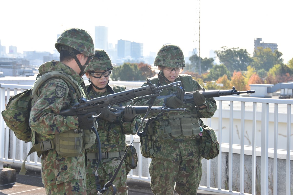 jsdf_gcc_cnbc's tweet image. 中特防は射撃予習（射撃姿勢・動作の確認）訓練を実施しました。特に１８式個人用防護装備の防護マスクを着用した射撃動作の確認を入念に実施し、練度を高めて実射に臨みます。#陸上総隊