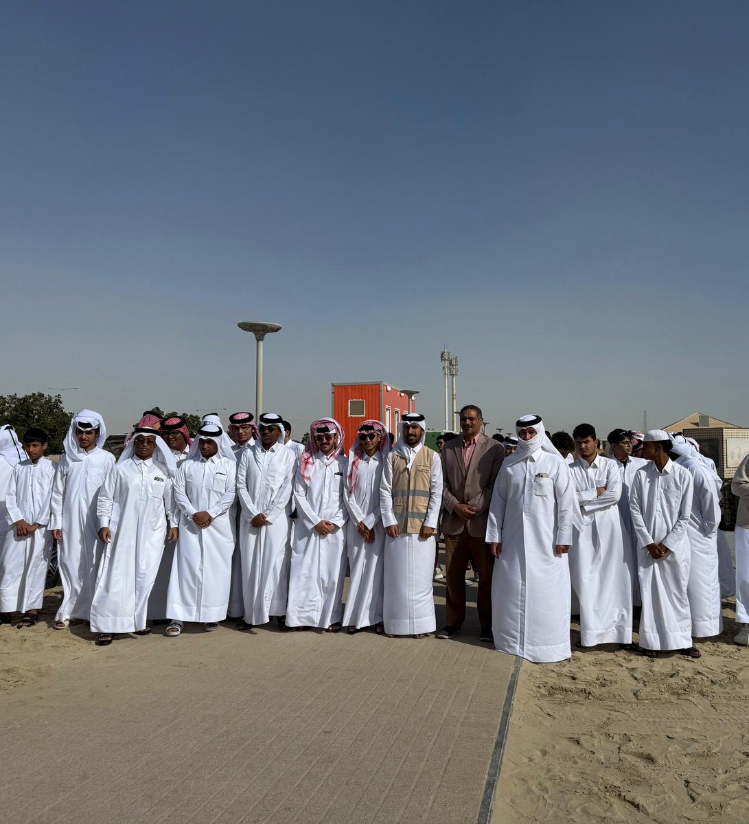 في إطار جهود المدرسة لتعزيز الهوية الوطنية وغرس قيم المسؤولية البيئية لدى الطلاب نظمّت المدرسة رحلة ميدانية الى شاطئ سيلين.
وخلال الزيارة شارك الطلاب في حملة تنظيف للشاطئ حيث قاموا بجمع المخلفات والحفاظ على نظافة البيئة الساحلية،مما اسهم في تعزيز شعورهم بالانتماء والمسؤولية.