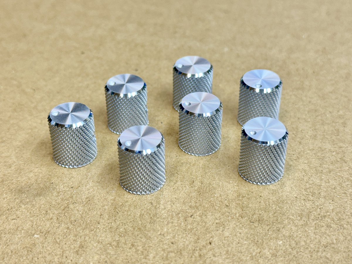 お客様所有のHATAノブをカラーチェンジするオーダー品が完成しました👍

元々はチタン色でしたが、今回は白(クリア)アルマイトにてアルミ色です✨

元の色を剥離、天面を再度切削スピン仕上げ、白アルマイト、鏡面カット、

という作業内容でした😄