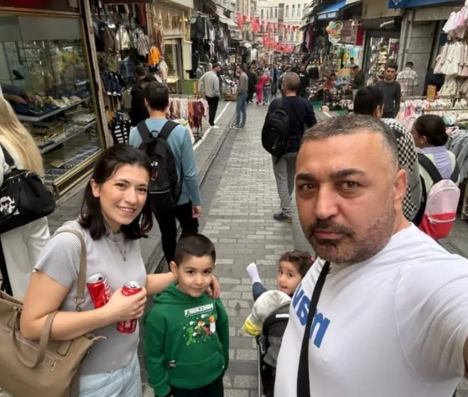 gundemedairhs's tweet image. Böcek ailesinin zehirlenerek ölümünde ihmaller zinciri ortaya çıktı.

💢 İlaç kokusundan rahatsız olan otel çalışanları bilgi sakladı.

💢 Resepsiyon görevlisi oteli Böcek ailesinin üzerine kilitledi.

💢 Baba Servet Böcek kucağında çocuğu ile kapıyı kırarak dışarı çıkmaya…