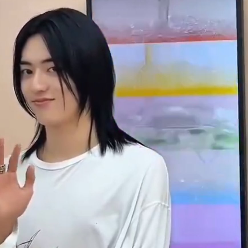 大勢の中でふと彼氏と目が合い、微笑まれたうえに、手まで振ってくれるメロ彼氏の図で病