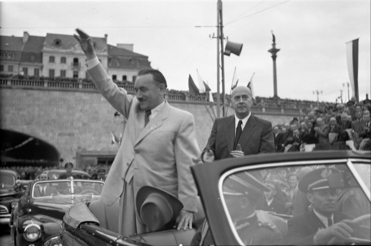 20 listopada 1952 roku nowo wybrany Sejm PRL I kadencji dokonał wyboru składu Rady Państwa, utworzonej w miejsce zlikwidowanego urzędu prezydenckiego. Dotychczasowy prezydent Bierut zastąpił J. Cyrankiewicza na stanowisku premiera.
Dzień dobry się z Państwem 😁 
Miłego dnia ☕😁