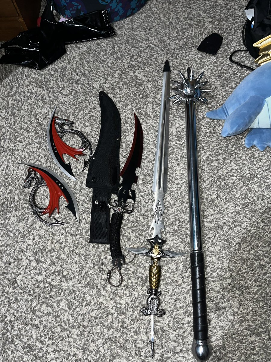 wizardrexia's tweet image. my ex whos been to the psych ward for homicidal thoughts told me in great detail about how its borderline sexual fantasy of his to break into peoples homes, stab them to death, and cannibalize their bodies and told me he’s imagined murdering me before , anyway weapon collection
