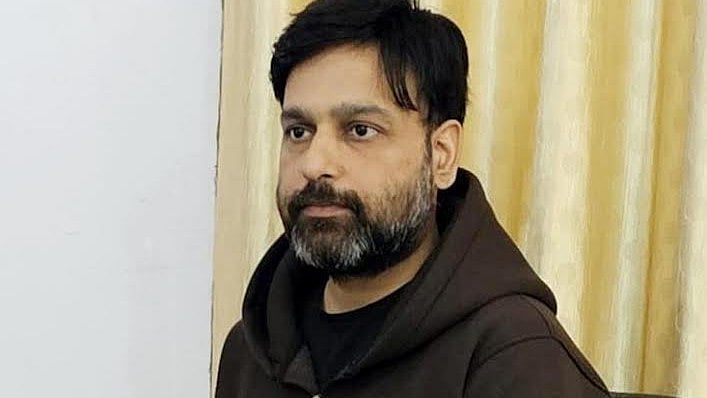 IndianGems_'s tweet image. - Bro Became Constable 
- Owns 52 Kg of Gold 
- Owns 234 Kg of Silver 
- Owns a 50 crore villa in Dubai
- Owns 400 crores of assets 

All these with a salary of just ₹28,000 per month 🤡

Power of discipline and Compounding