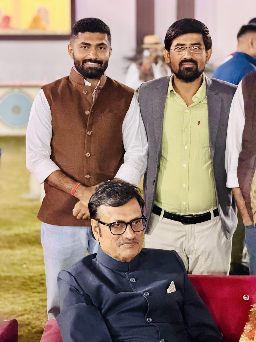 समय सिखाता सबको है, बस कोई किताब बन जाता है तो कोई कहानी।
<a href="/Rajendra4BJP/">Rajendra Rathore</a> #rajendrarathore