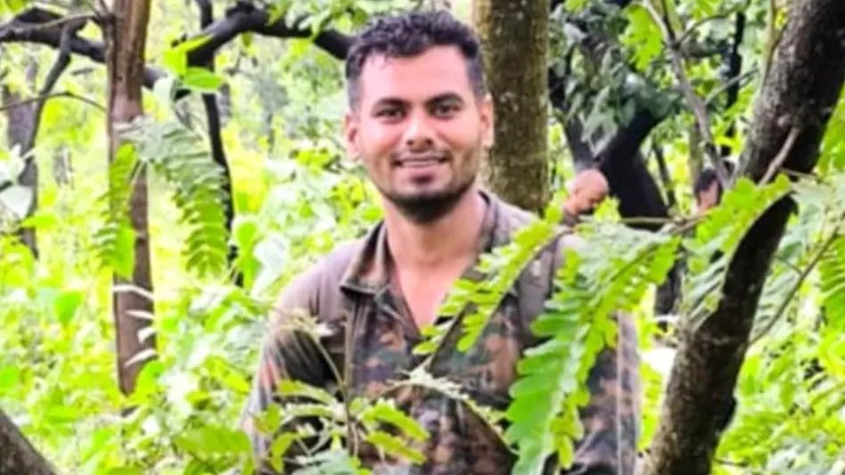 aajtak's tweet image. जनवरी में होनी थी शादी... 29 की उम्र में 2 बार मिल चुके थे गैलेंट्री अवॉर्ड, नक्सल एनकाउंटर में शहीद इंस्पेक्टर आशीष शर्मा की कहानी

MP पुलिस के इंस्पेक्टर आशीष शर्मा की शहादत से उनके परिवार पर दुखों का पहाड़ टूट पड़ा है. आशीष की शादी अगले महीने जनवरी में होनी थी. 

पूरी ख़बर:…