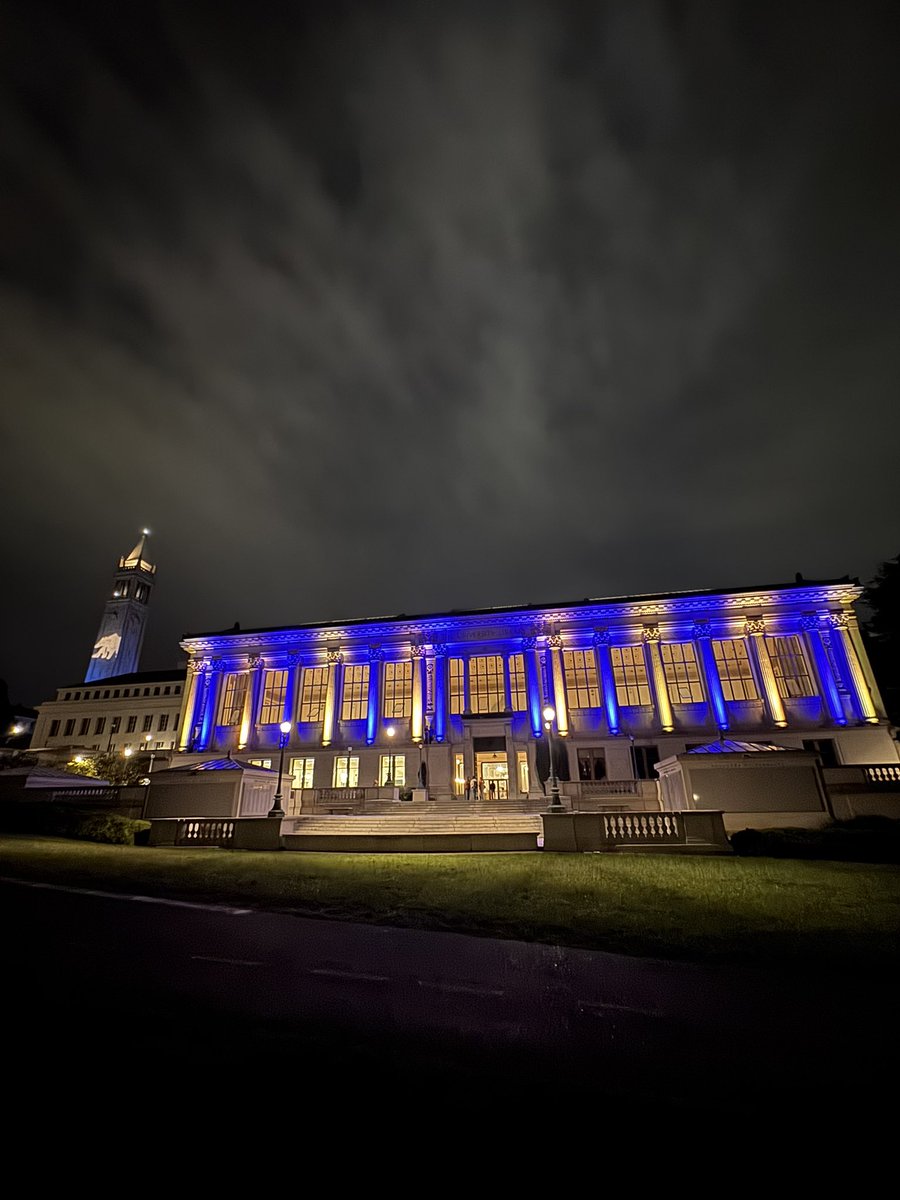 alvarez_justin2's tweet photo. Took a little walk after dinner to check out the lights on campus for Big Game week! I wish they had these on year round! #GoBears #BeatStanfurd https://t.co/qt5NSdwj6I