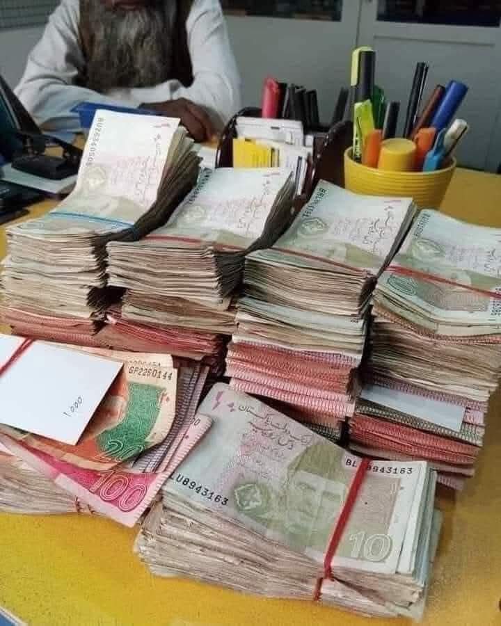 آج اپنے ایک دوست کے آفس ملاقات کیلئے گیا، اسکا حج عمرہ کیلئے ٹریول ایجنسی کا آفس ہے۔۔ 
دفتر میں داخل ہوا تو میز پر یہ رقم دیکھی اور ایک انتہائی پرسکون اور نرم گفتار بزرگ کو بیٹھے دیکھا۔۔ دوست نے بتایا کہ یہ گلی گلی “پاپڑ اور مرونڈا” بیچ کر رقم جمع کرکے یہاں آئے ہیں ۔۔ اور وہ بزرگ