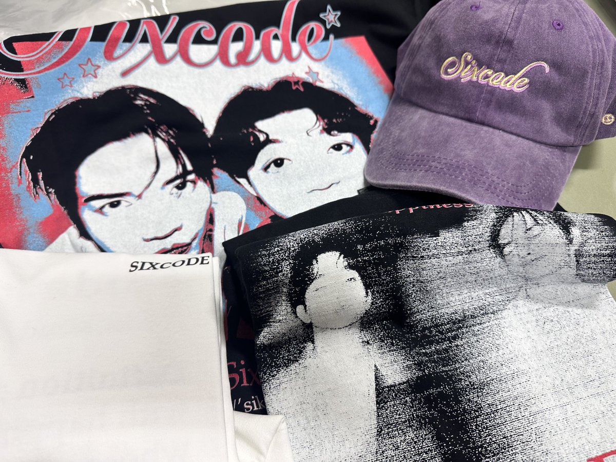 Zhang_ziwei's tweet image. ผมที่ไม่ว่างแกะพัสดุเลยยยย มาถึงตั้งแต่ วันส.-อา แล้วมั้งเนี่ย ฮืออออ อยากใส่ เสื้อใส่ หมวกสวยมากกกกกก แต่ว่า…ผมทำอะไรลงไปนะ เสื้อ 3 หมวก 1 …. 🤣 #SIXCODE