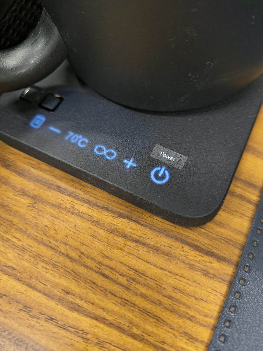 CIOのMugWarmerII。電源のタッチセンサーがどこか分からん問題あるので、テプラのマット透明シールでラベルを追加。本当はシルク印刷か、エンボス加工で凹みがあったら良かったのにな。
#CIO