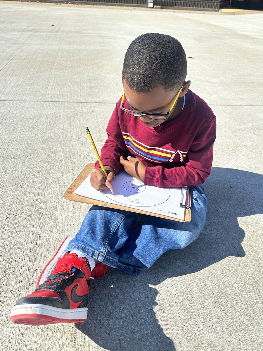 ngriffith106's tweet photo. Took a little field trip outside to make observations about “Things in the Sky.”  I love how intently they were filling in their circle maps. #wearedegan #rockyourrole #onelisd https://t.co/voO5cUNTJ2