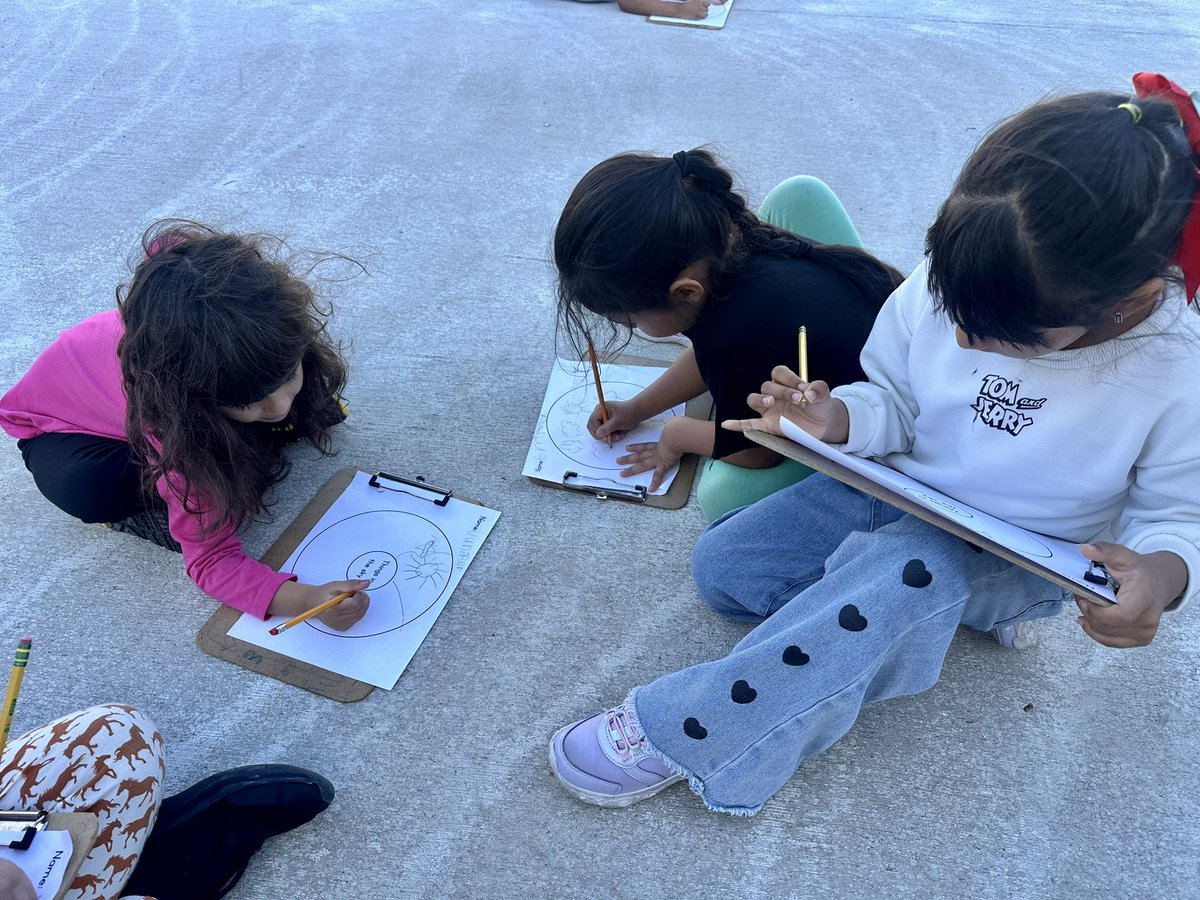 ngriffith106's tweet photo. Took a little field trip outside to make observations about “Things in the Sky.”  I love how intently they were filling in their circle maps. #wearedegan #rockyourrole #onelisd https://t.co/voO5cUNTJ2