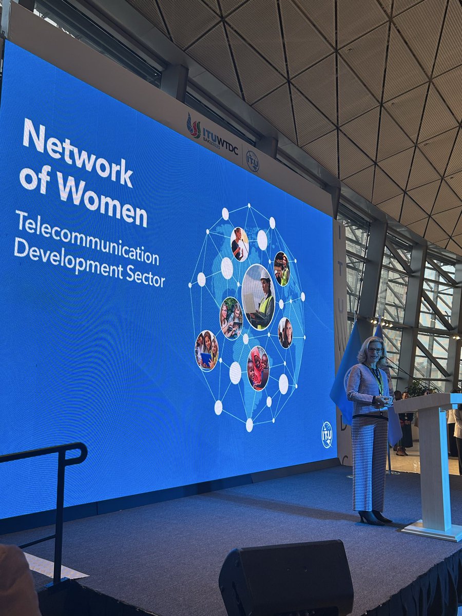 Las mujeres 🇲🇽 con Secretaria General <a href="/ITU/">Int’l Telecommunication Union</a> en sesión “Redes de Mujeres” de la #CMDT25 . La igualdad de género debe estar integrada en todos los aspectos de nuestra vida. La transformación digital es una y es para todas y todos siempre.