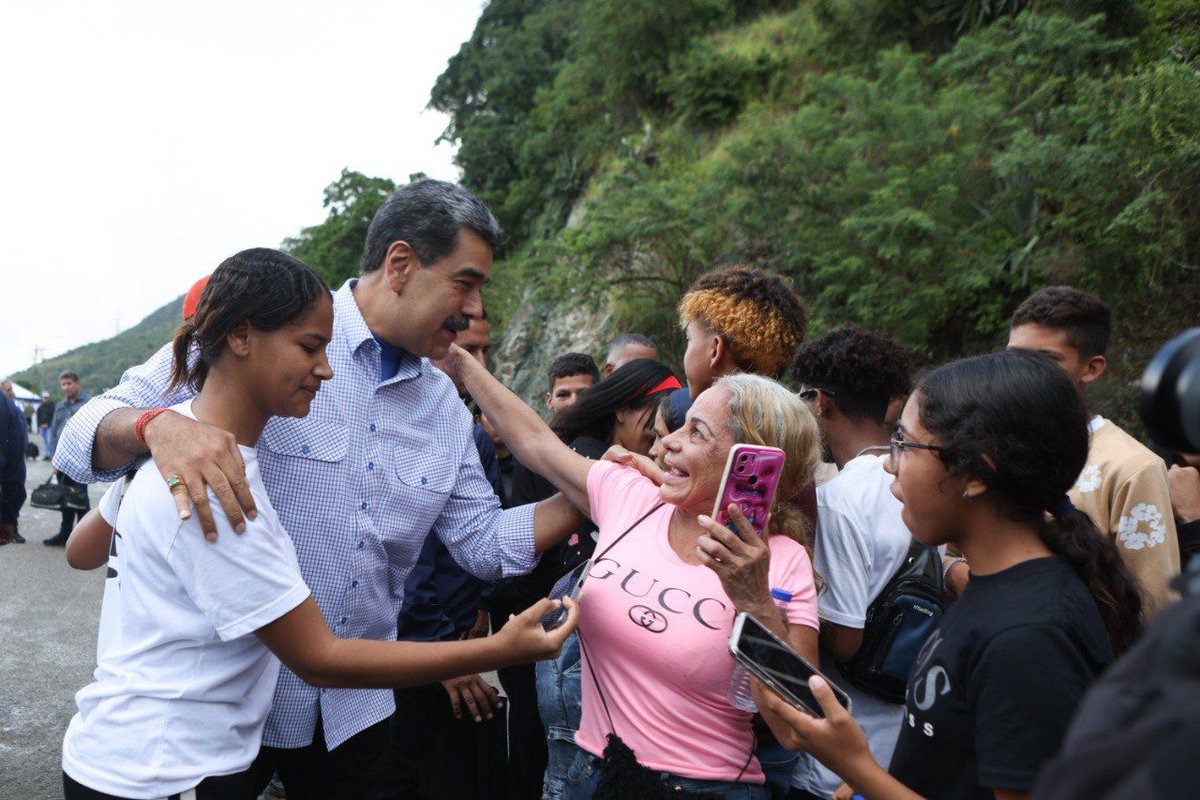 JesusTv476272's tweet image. El Presidente Maduro entregó proyectos a comunidades, reafirmando que &quot;el mejor experto es el pueblo&quot;. La acción consolida el poder popular mediante obras concretas que responden a necesidades reales de las comunidades organizadas.

#Maduro
#PoderPopular
#ProyectosComunales
#El