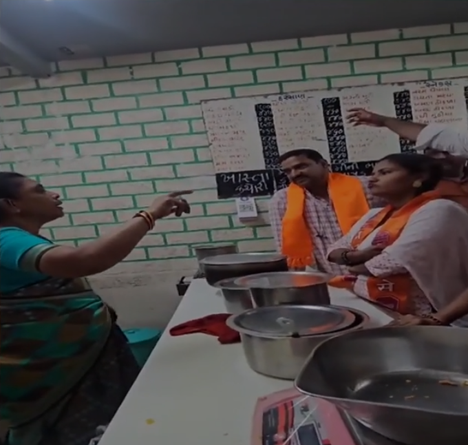 MNS workers object to Gujarati signage at Girgaon eatery; issue 15-day ultimatum
deshgujarat.com/2025/11/20/mns…